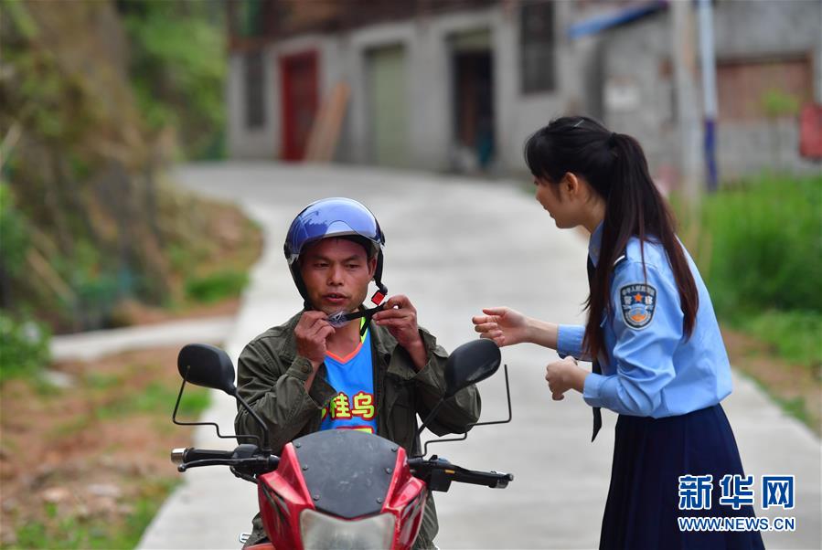 （社會）（3）廣西柳州：“一盔一帶”安全教育進苗寨