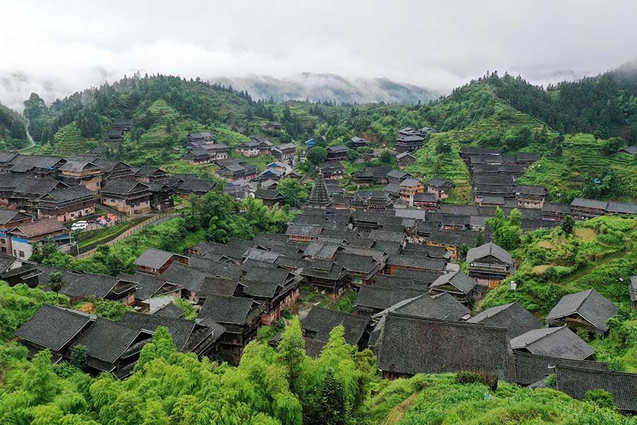 一场夏雨过后,三江侗族自治县林溪镇高友村云雾缭绕,美如仙境.