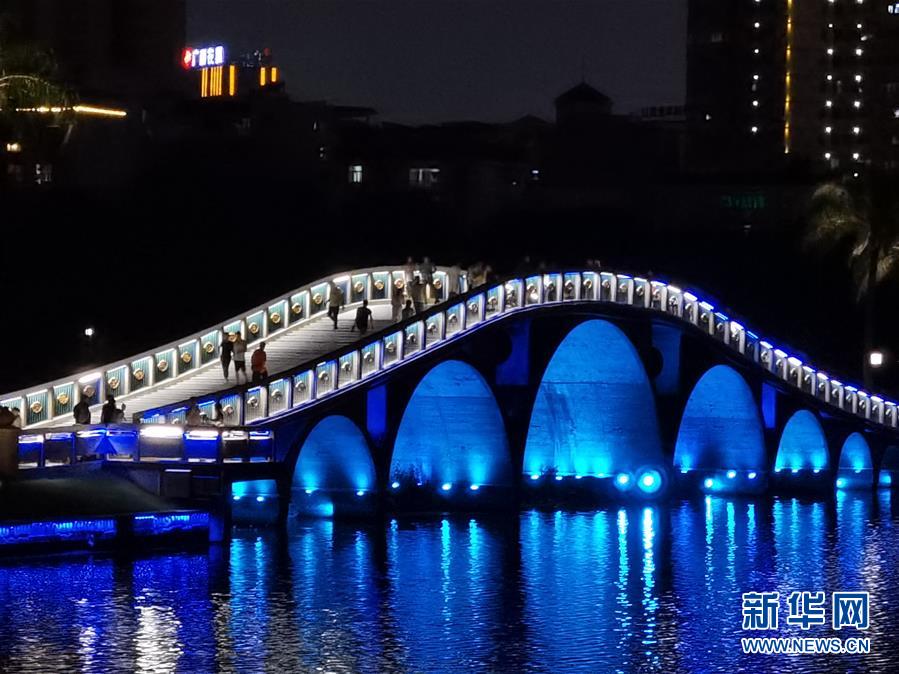 10月2日,游人在南宁市南湖公园的九拱桥游玩.