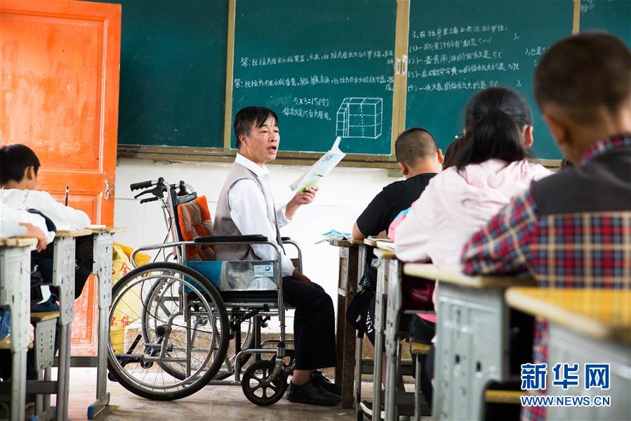 #（图片故事）（1）“轮椅教师”的校园生活
