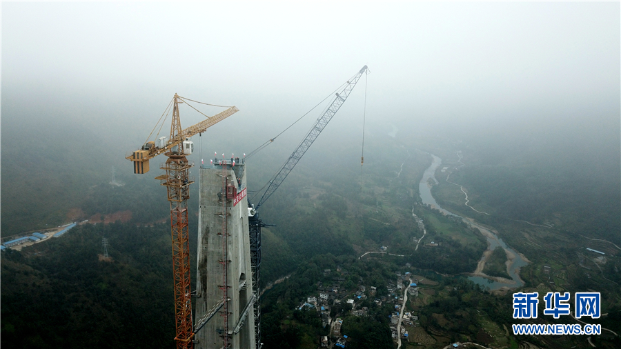 图为航拍的贵州平塘特大桥主塔,塔高332米(11月13日摄).