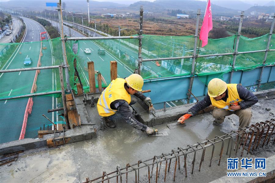 （经济）（1）贵阳市域快铁西南环线跨百马大道双线特大桥施工进展顺利