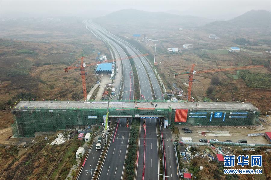 （经济）（2）贵阳市域快铁西南环线跨百马大道双线特大桥施工进展顺利