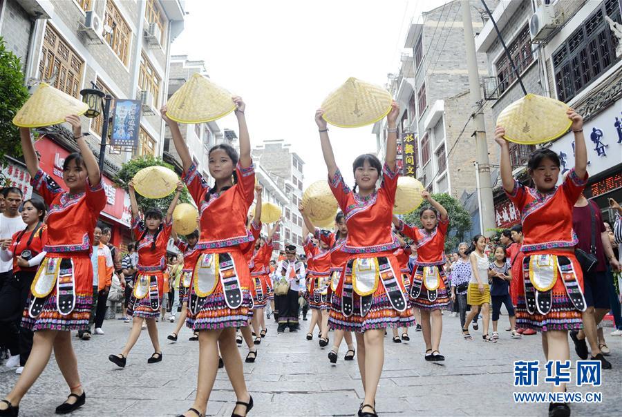 #（新华视界）（2）贵州镇远：赛龙舟文化节开幕 