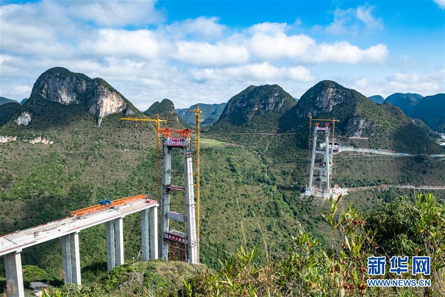 （新华视界）（1）贵州兴义：峰林特大桥中横梁吊装成功