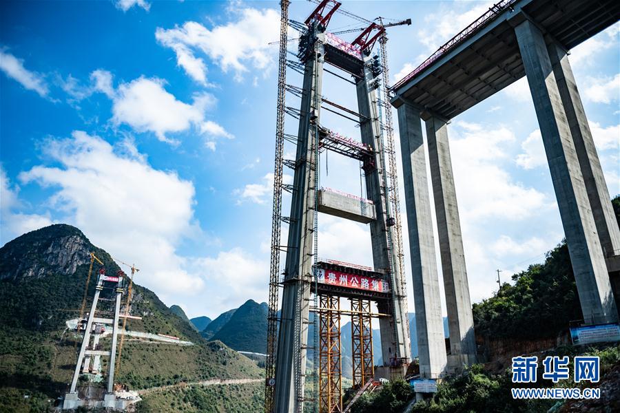 （新華視界）（4）貴州興義：峰林特大橋中橫梁吊裝成功
