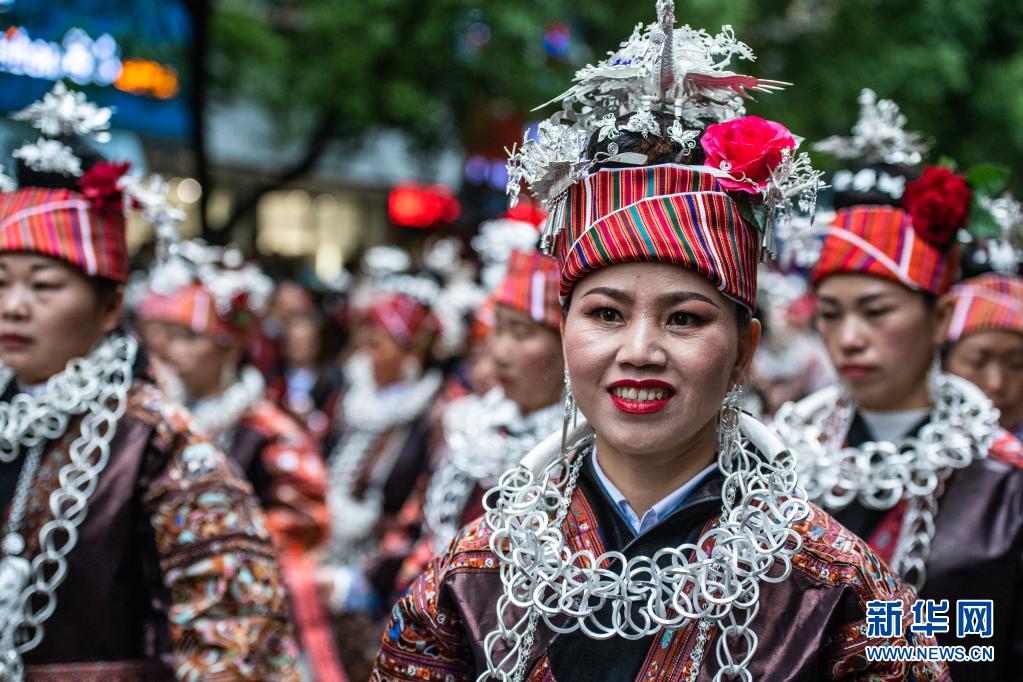 4月25日,苗族群众在参加"2021中国台江苗族姊妹节"盛装巡游.