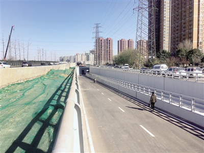 郑州西三环陇海铁路桥下穿慢车道人行道开通