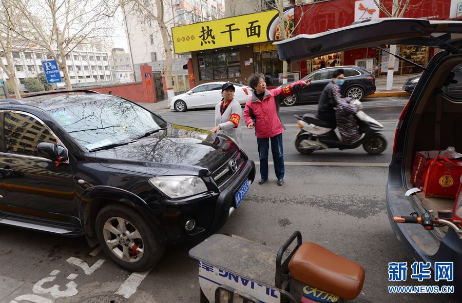 河南郑州:限时免费停车位亮相街头