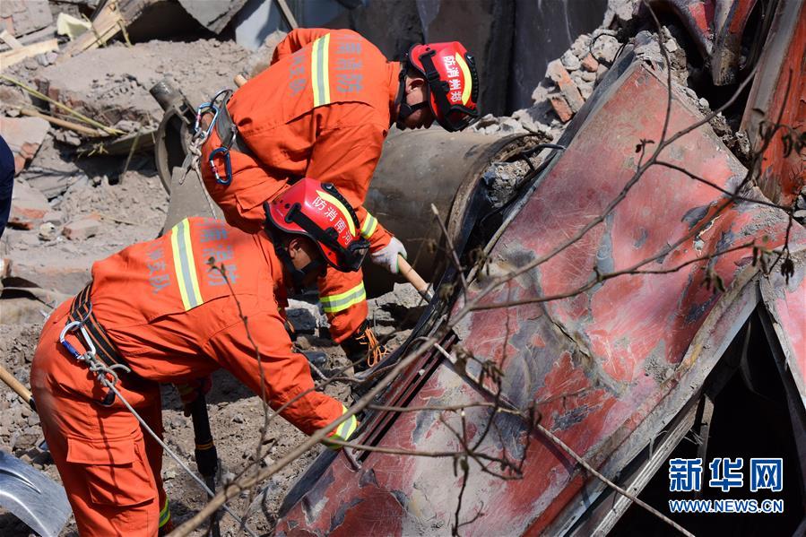 河南火车事故致6人失联200多名搜救人员现场救援