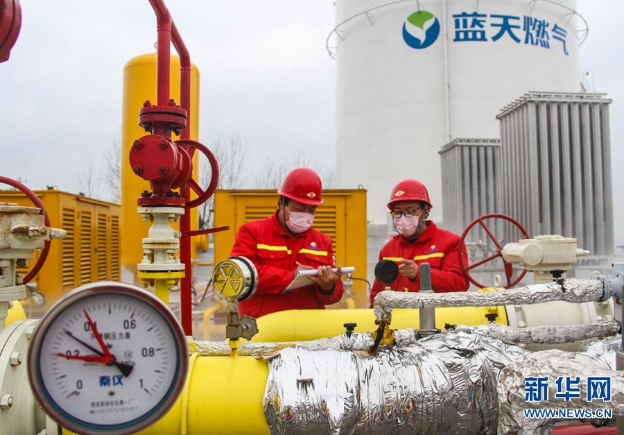 2月28日,河南省南阳市蓝天燃气有限责任公司,两名技术人员在管网