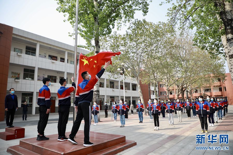 新华网发(高志勇 赵云 摄)4月7日,新乡市第一中学高三学生入校,通过入