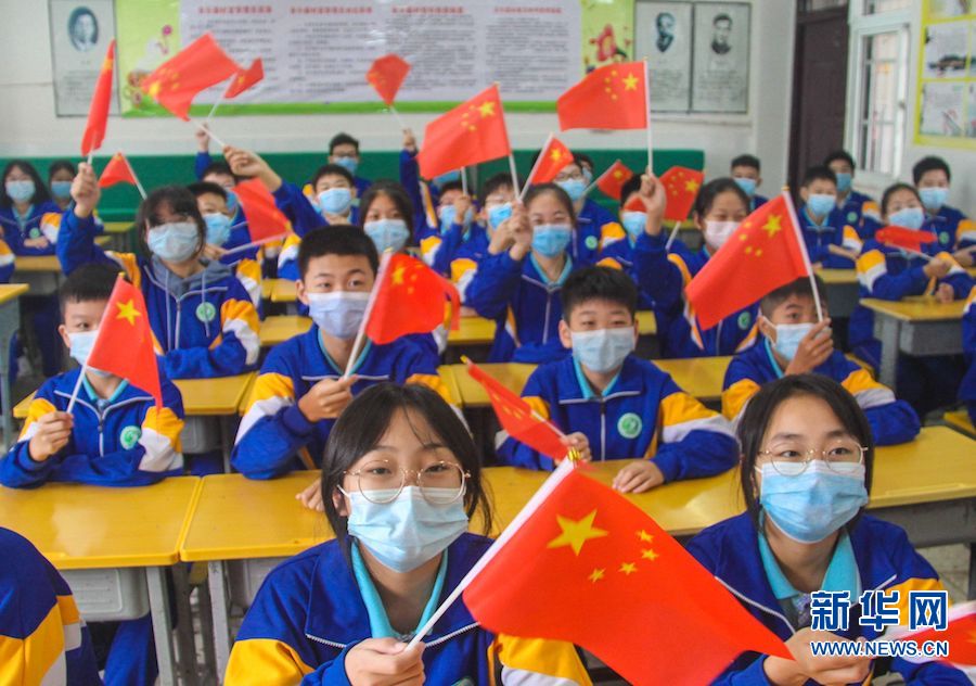 9月7日,河南省南阳市第三中学解放路校区教室,学生们手举国旗,高唱