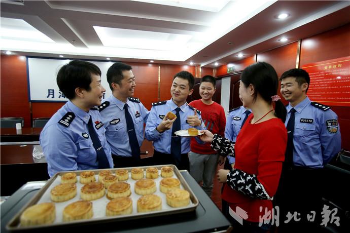 武汉警察丈夫中秋执勤警嫂到派出所做月饼