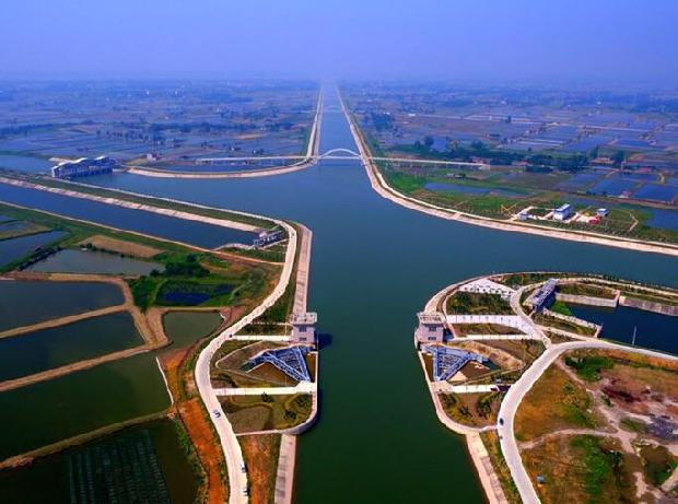 图为江汉运河桥河枢纽:亚洲最大的人字闸.