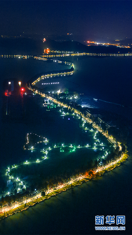 图为东湖绿道夜景.新华网 李晓笛摄