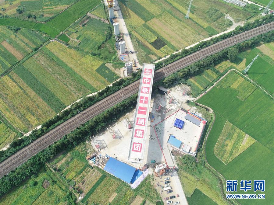 （经济）（1）安九高铁长江特大桥跨京九铁路段成功转体