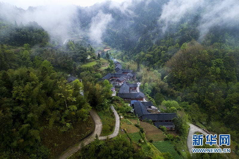 图为航拍湖北恩施州咸丰县高乐山镇沙坝村土家山寨"蛮台子"一角.