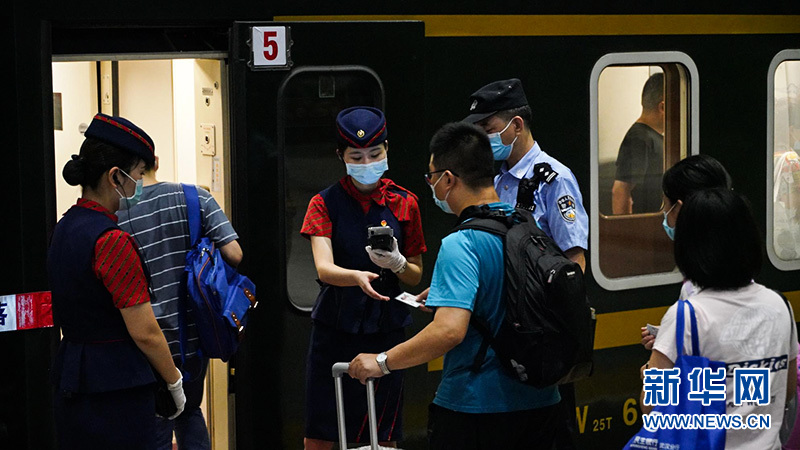 z38次列车乘务员在检验旅客票证 新华网发新华网武汉8月25日电(余凌云