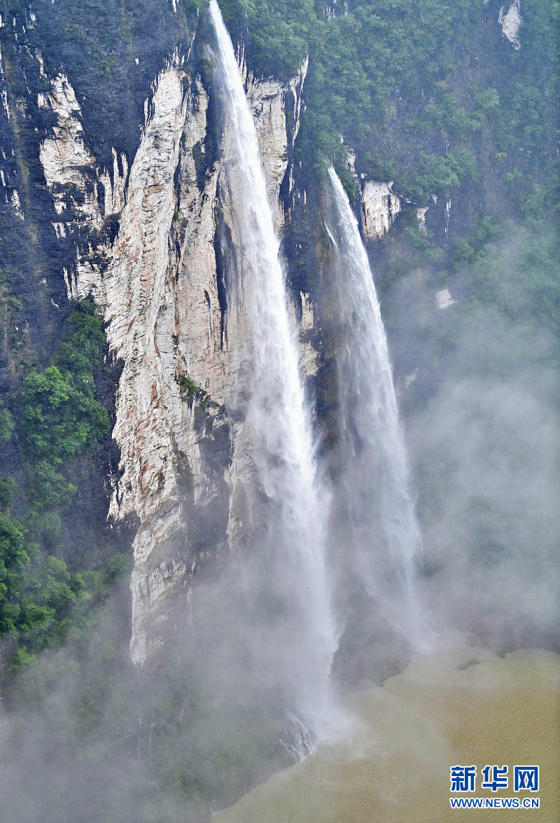 湖北鹤峰:雨后雕崖现壮观瀑布