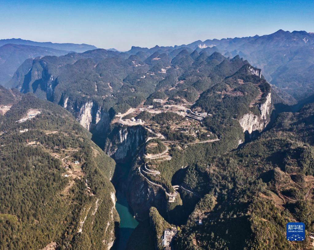 湖北鹤峰:屏山峡谷景美如画卷