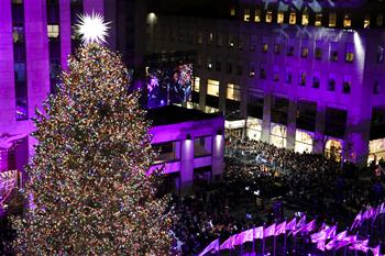 紐約洛克菲勒中心點亮聖誕樹