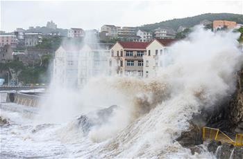 台风“玛莉亚”逼近　温岭沿海巨浪拍岸