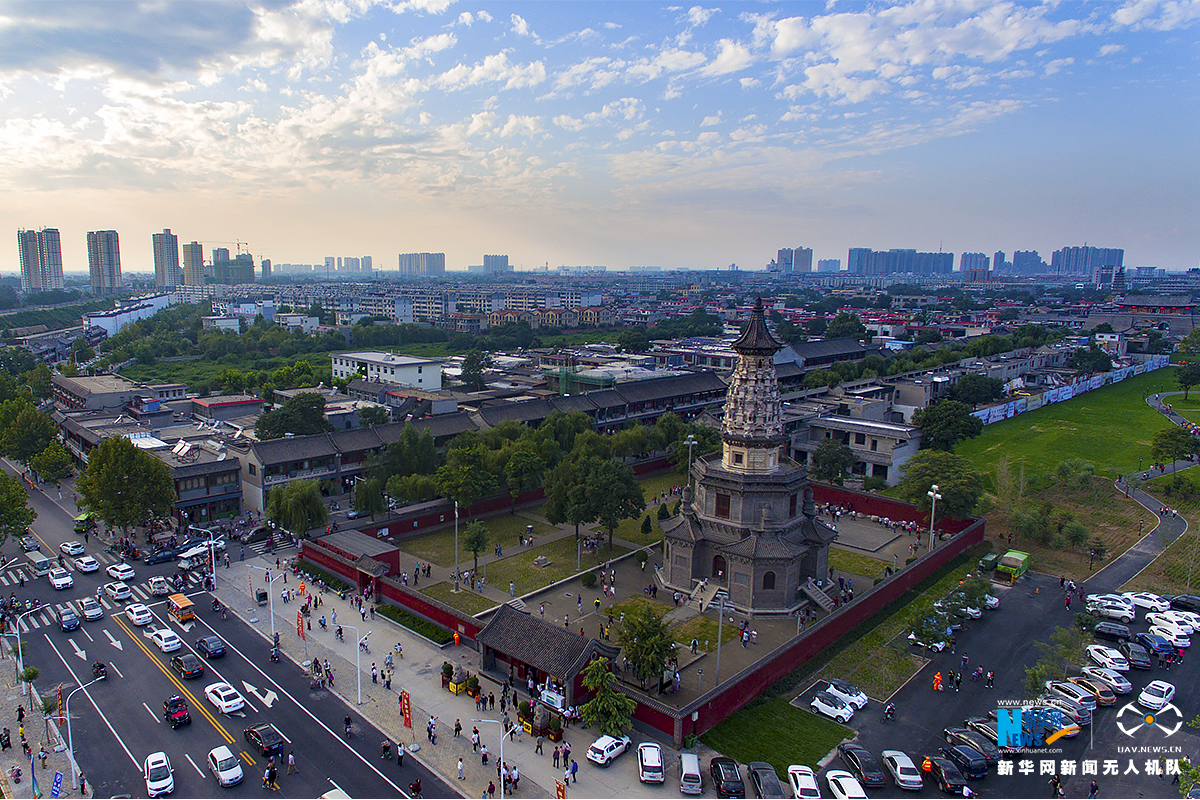 华塔坐落在河北正定县广惠寺内,由主塔和附属小塔构成,全部用砖砌