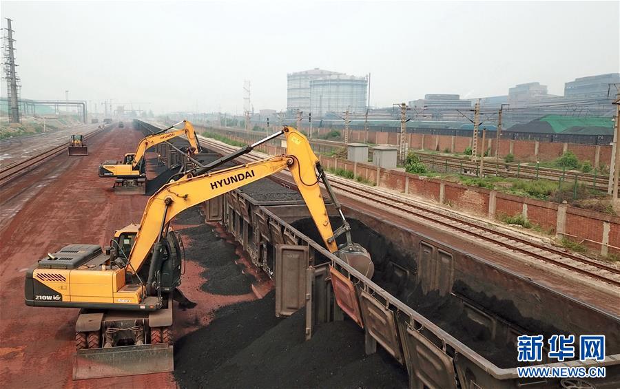 图集   2018年以来,河北省迁安市为减少钢铁企业大宗货物公路运输造成