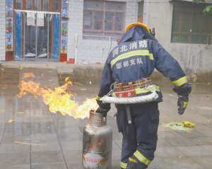 邯郸馆陶县一居民家中煤气罐着火 消防员拎起来就跑