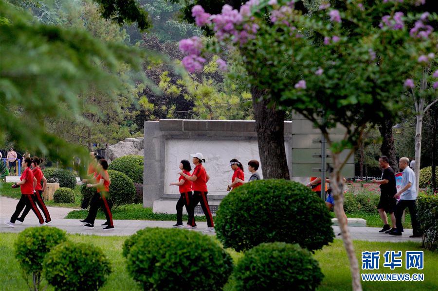 （体育）（5）全民健身——河北邢台：公园徒步享健康