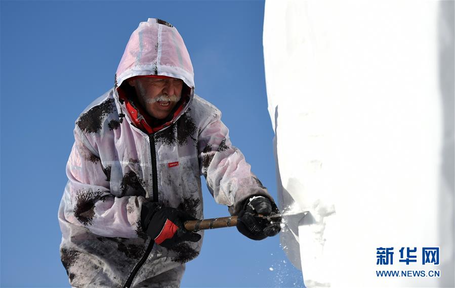 （社会）（1）哈尔滨：国际雪雕比赛中的“严寒斗士”