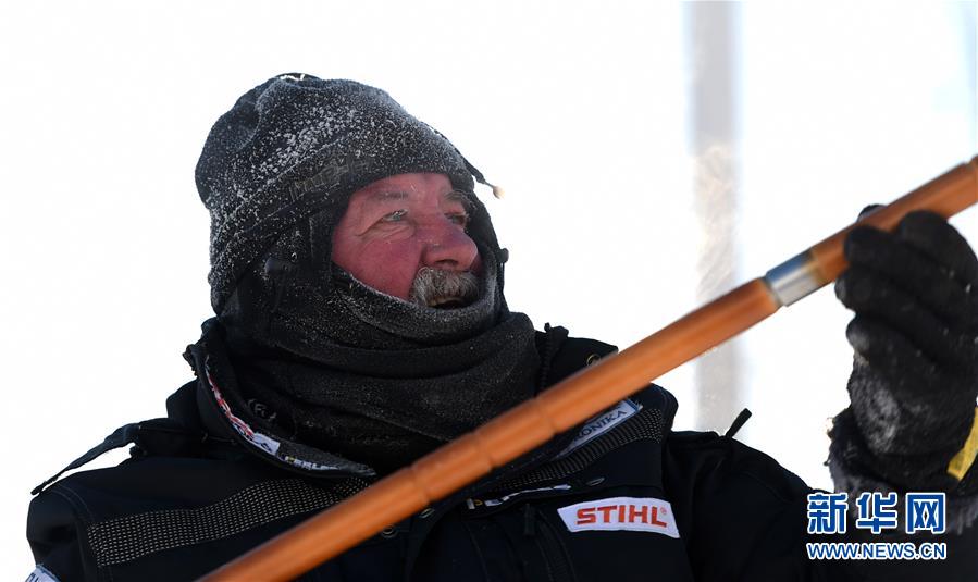 （社会）（2）哈尔滨：国际雪雕比赛中的“严寒斗士”