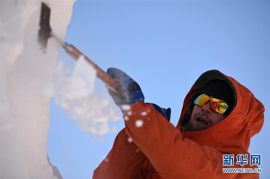 （社会）（3）哈尔滨：国际雪雕比赛中的“严寒斗士”