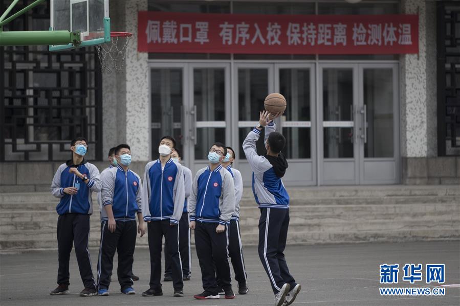 4月7日,在哈尔滨市第三中学南岗校区,高三年级学生在课间进行体育锻炼