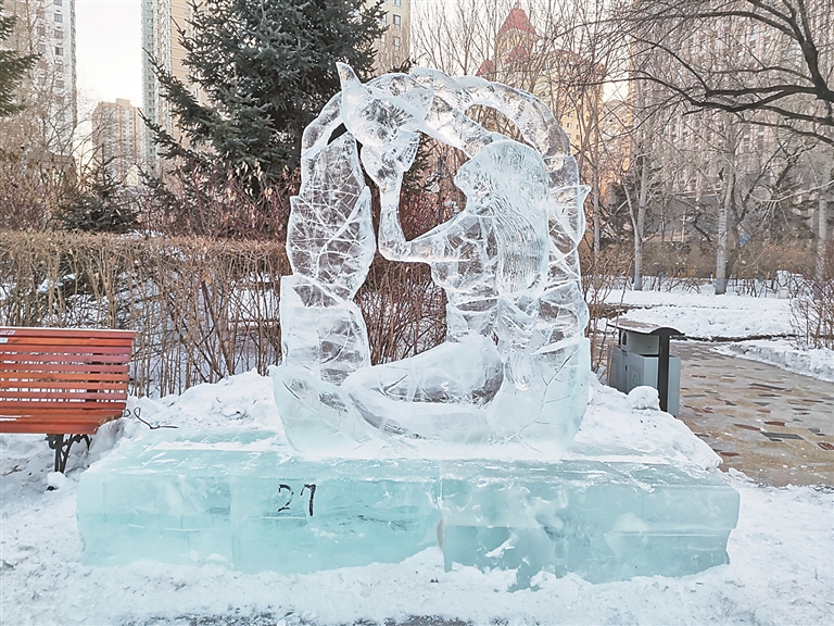 大学生们为市民和游客献上了设计精妙,造型精美的80座冰雕作品