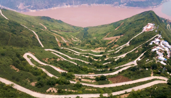 【飛“閱”中國】四川雷波：懸崖邊的“幸福路”
