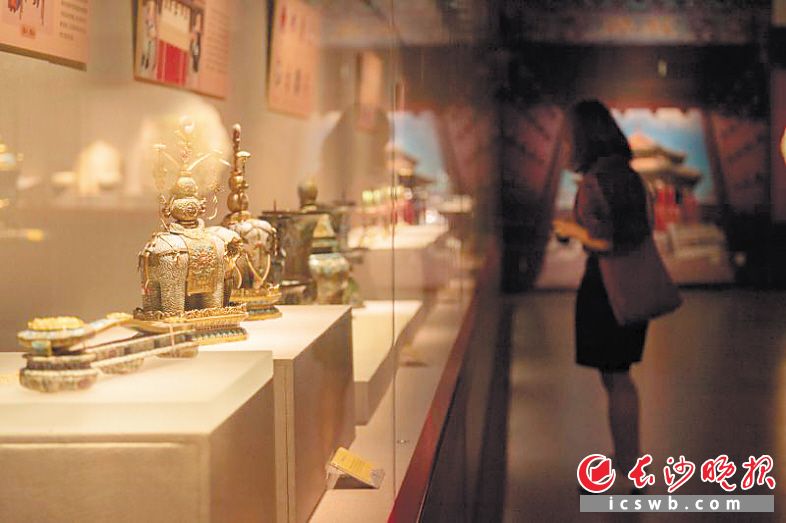 本次展出的掐丝珐琅如意、掐丝珐琅象驮宝瓶等皇宫器物。均为长沙晚报全媒体记者 黄启晴 摄
