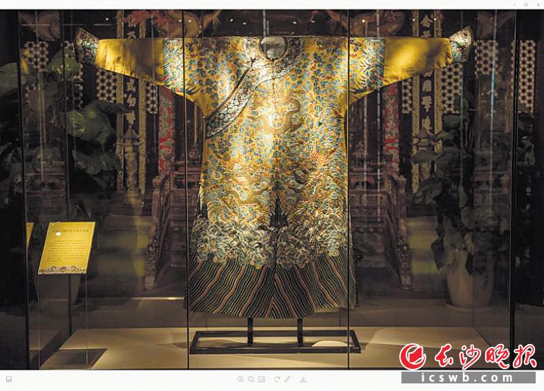 本次展出的清代嘉庆皇帝春秋季节的御用龙袍。