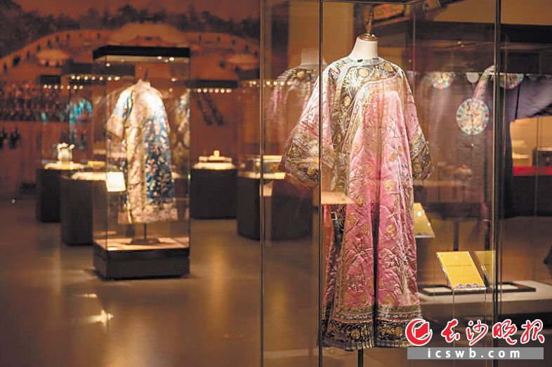 本次展出的清宫后妃们的衣物。