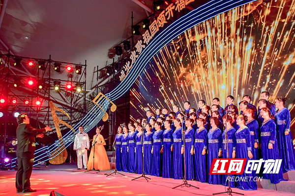 湘江边上搭起群众舞台 千人合唱为祖国庆生