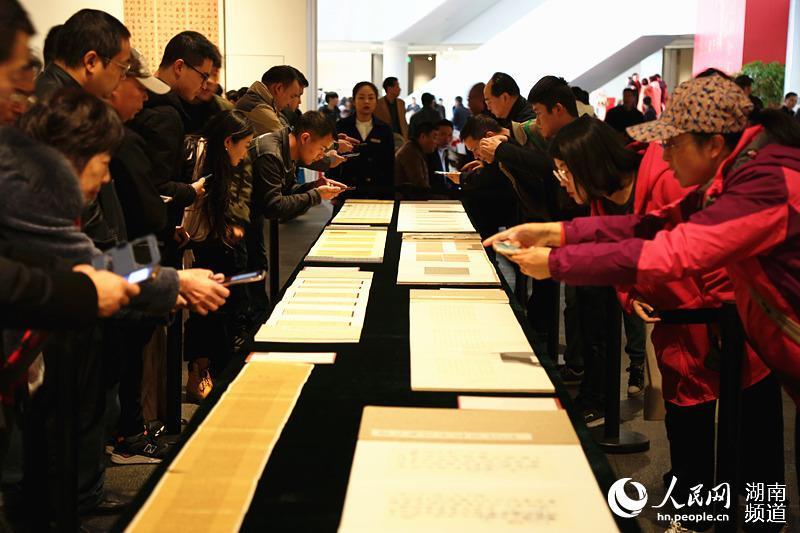 全国第十二届书法篆刻展览楷书隶书展上，众多市民参观。何萌摄