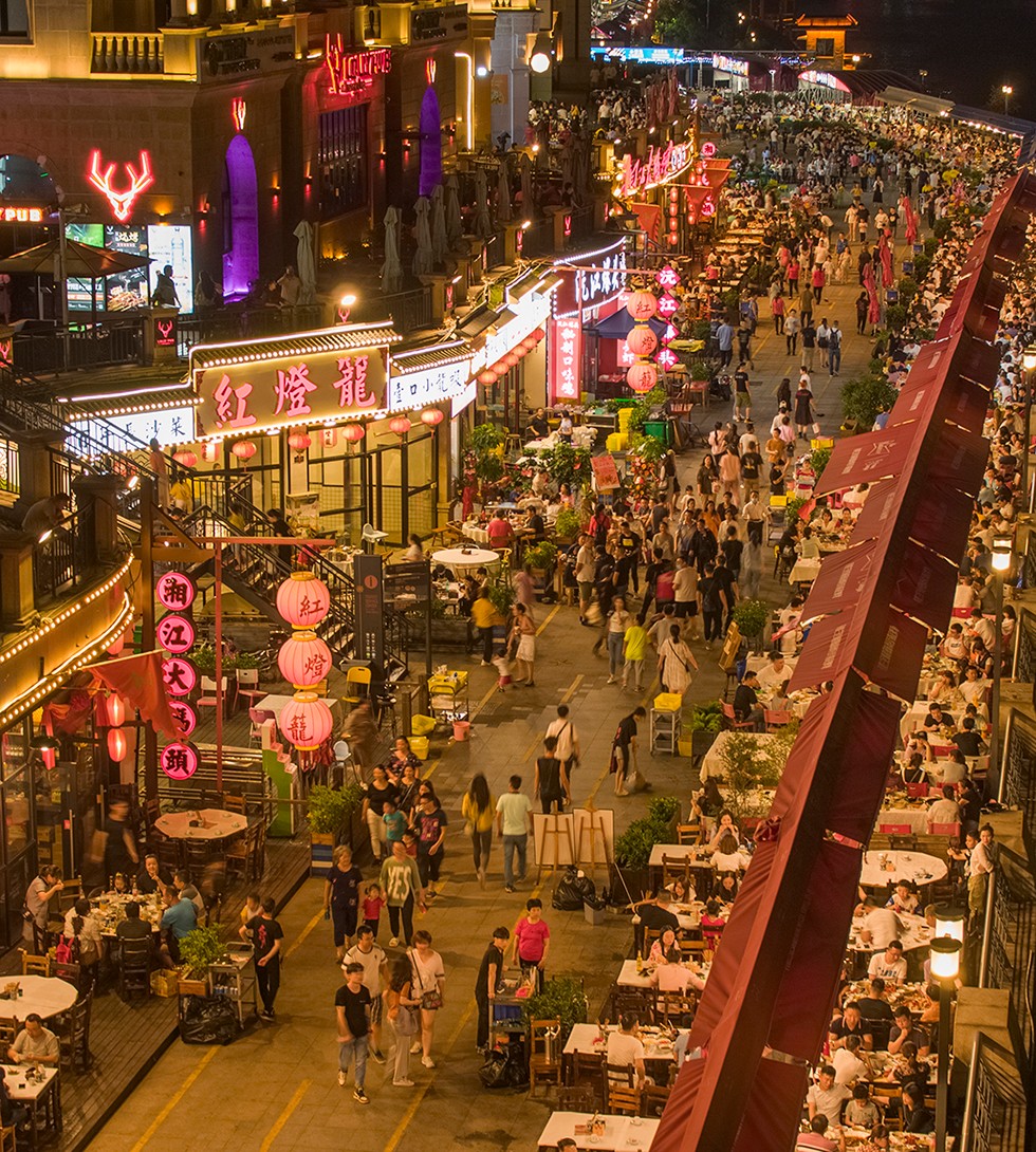 潇湘北路的渔人码头美食街,有序摆放的露天餐桌,摊担前,吃夜宵或排队