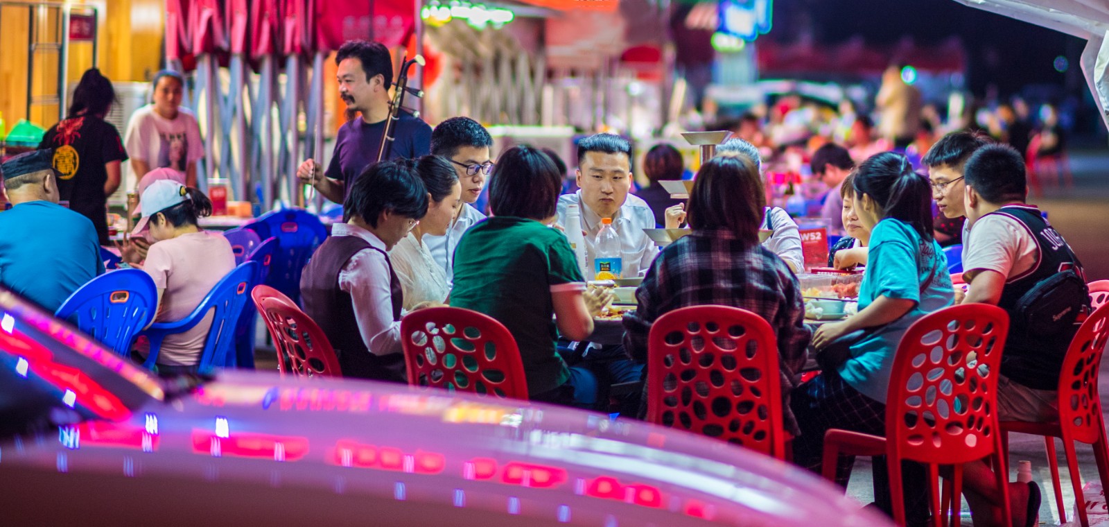 開福區湘江北路盛世路口，市民們坐在路邊吃宵夜。