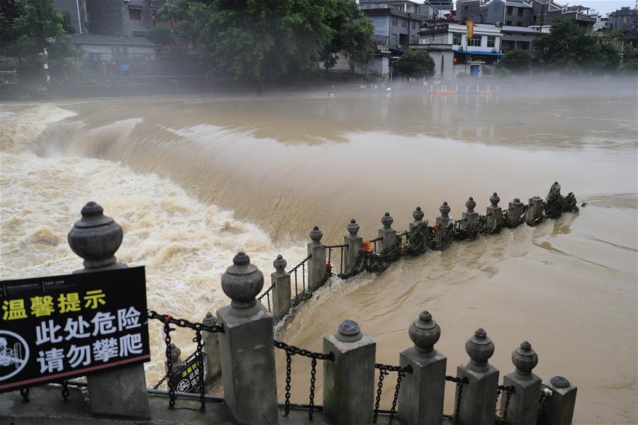 在湖南湘西吉首市乾州古城,洪水淹没过江跳岩(7月2日摄.