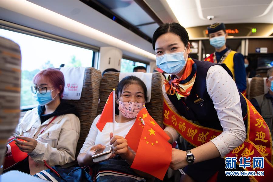 （坐著高鐵看中國）（4）“復興號”上慶國慶