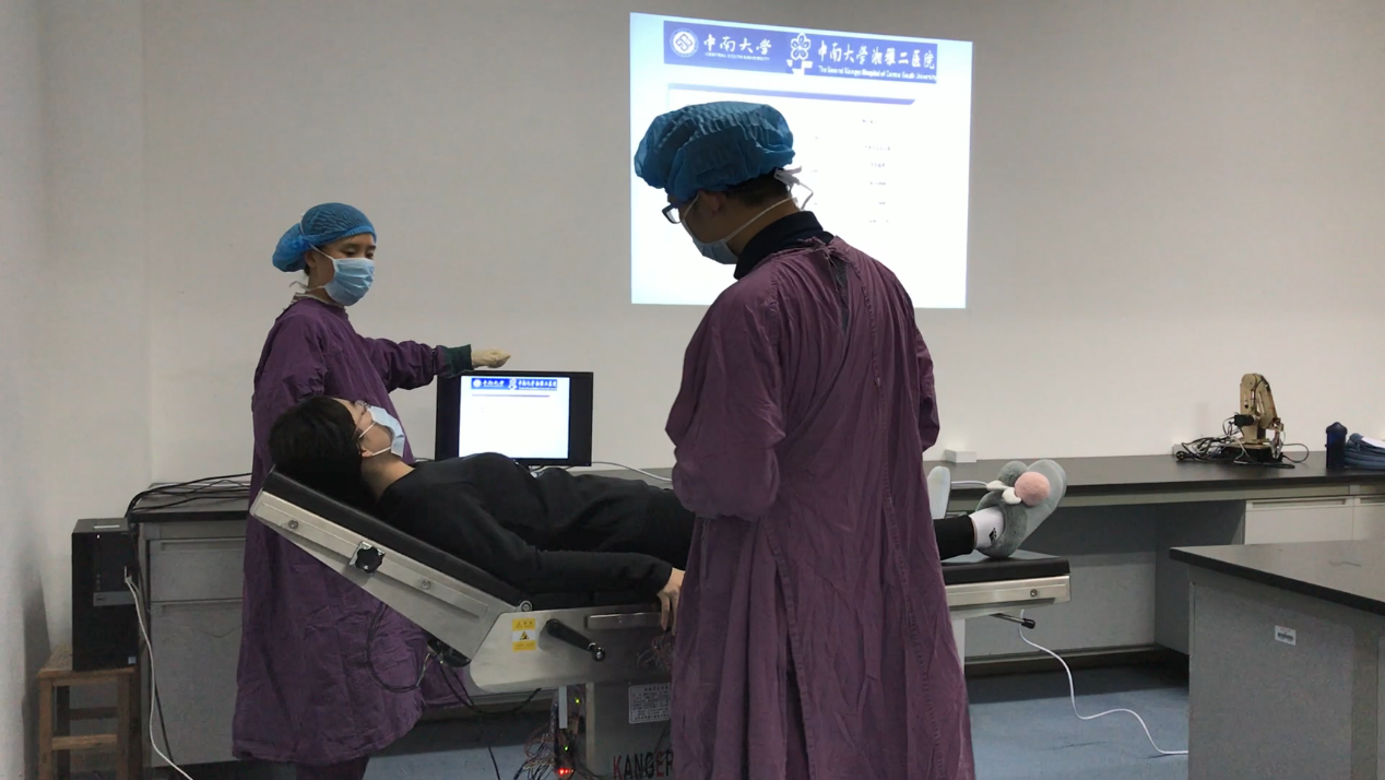 中南大学湘雅二医院普外科医生熊力发明的“体感手术床”。受访者供图