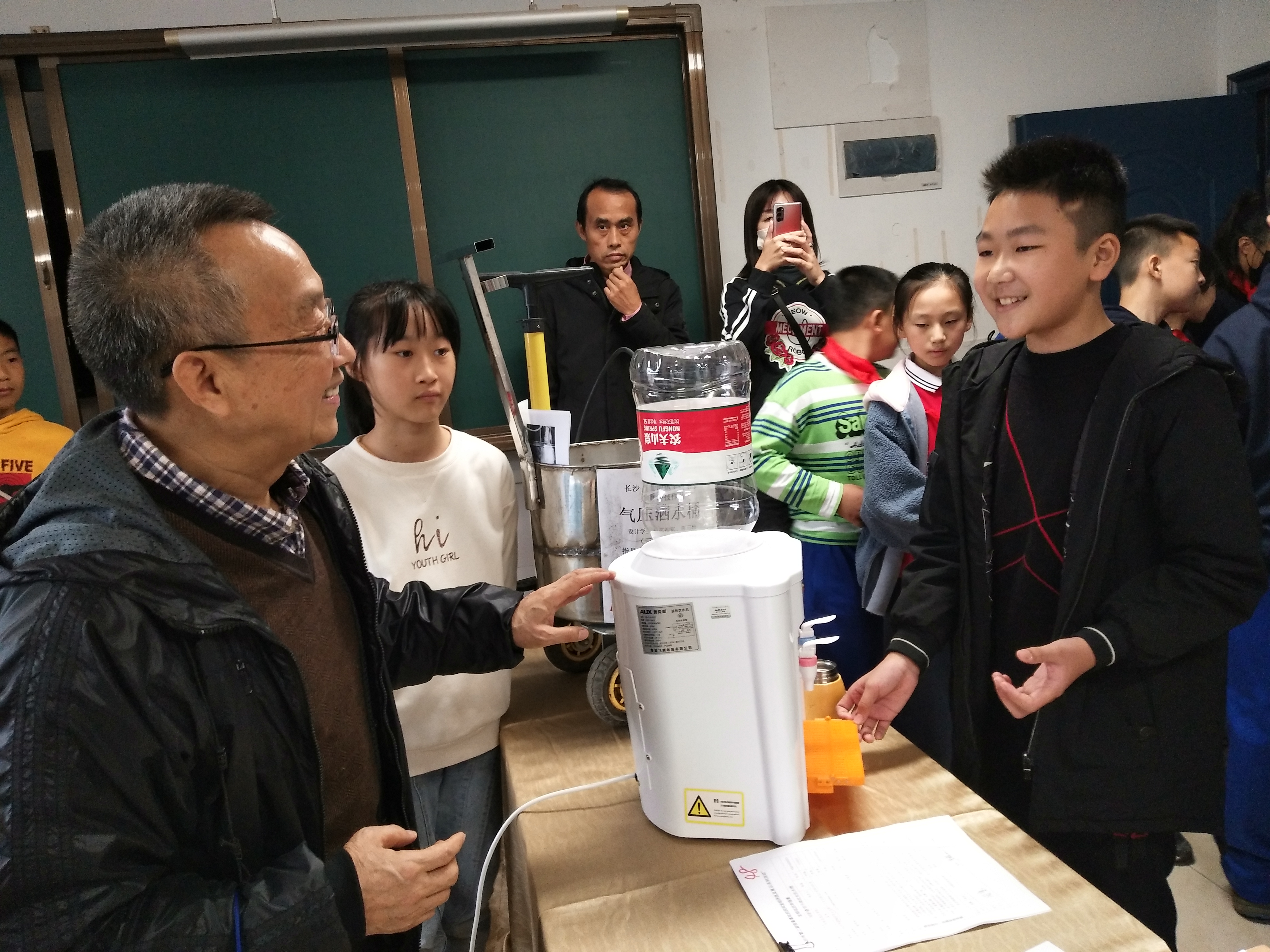 长郡月亮岛学校学生唐炜彬在介绍自己的发明“可折叠型升降饮水机水槽”。长沙晚报全媒体记者 徐运源 摄