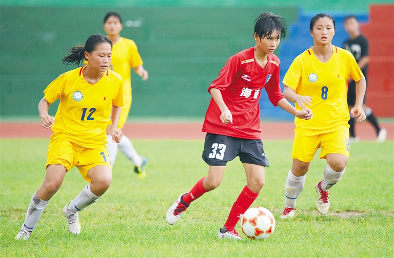 琼中中学女足队和海口市灵山中学女足队经过紧张激烈的决赛