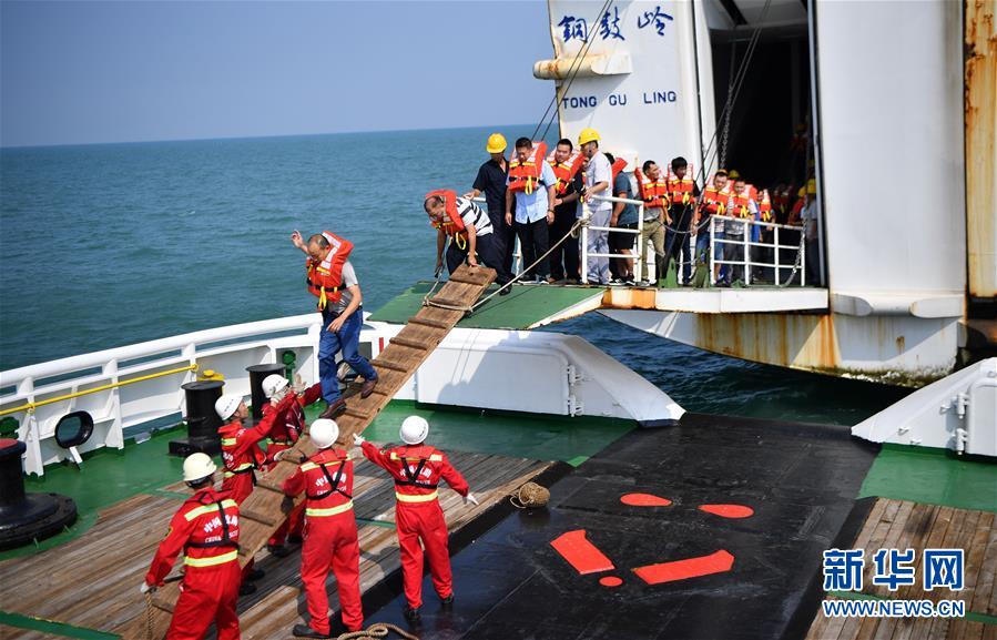 （社会）（2）琼州海峡举行客滚船应急救助联合训练